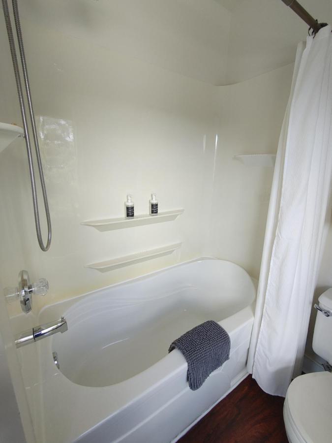 Stonewater Manor B&B Gananoque Luaran gambar